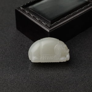 籽料俏色和田玉大象车挂