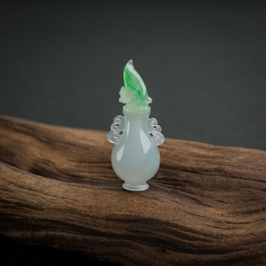 糯冰种飘翠翡翠花瓶吊坠
