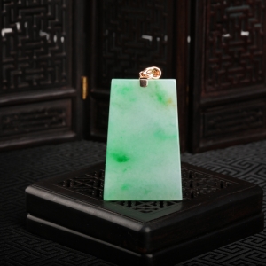 18k糯冰种飘翠翡翠平安无事牌吊坠