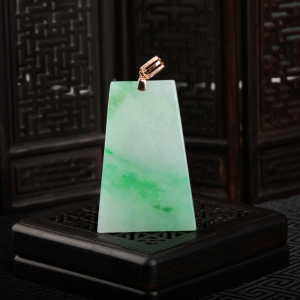 18k糯冰种飘翠翡翠平安无事牌吊坠