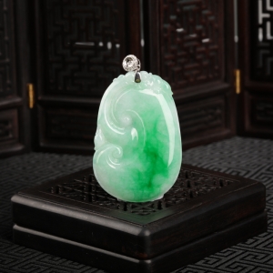 18k糯种飘翠翡翠如意吊坠