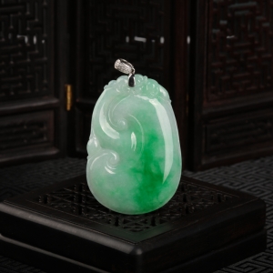 18k糯种飘翠翡翠如意吊坠