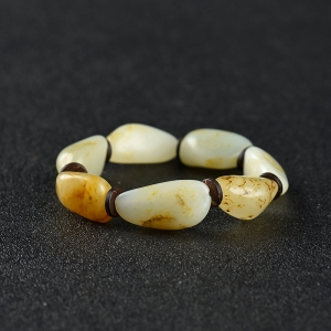 籽料俏色和田玉随形手串