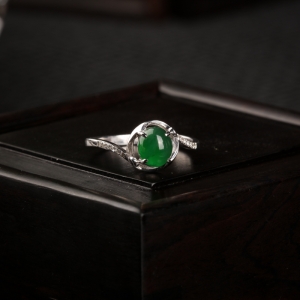 18K金镶糯冰种翠绿翡翠戒指