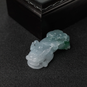 糯种飘花翡翠貔貅吊坠