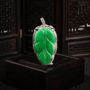 18K糯种翠绿翡翠金枝玉叶吊坠