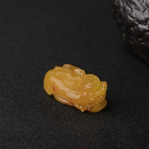 鸡油黄蜜蜡貔貅吊坠