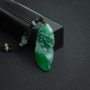 糯种飘翠翡翠如意吊坠
