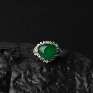 18K金镶钻糯种翠色翡翠戒指