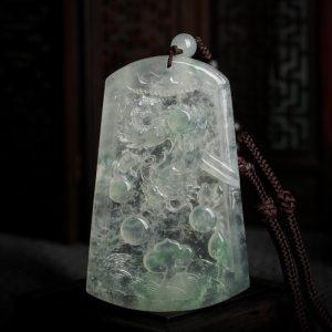 糯冰种飘翠翡翠龙牌吊坠