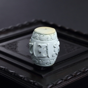 中瓷俏色绿松石六字真言桶珠