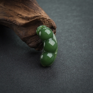 山料和田碧玉福豆吊坠