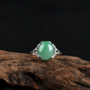 银镶糯种浅绿翡翠戒指