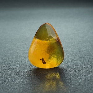 鸡油黄金绞蜜随形吊坠