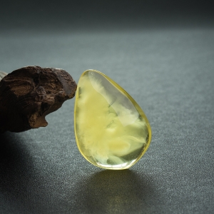 鸡油黄金绞蜜随形吊坠