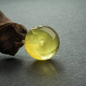 鸡油黄金绞蜜平安扣吊坠