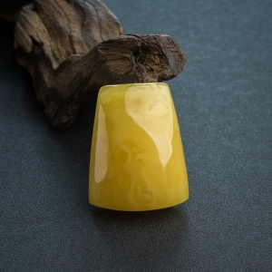 鸡油黄蜜蜡无事牌吊坠