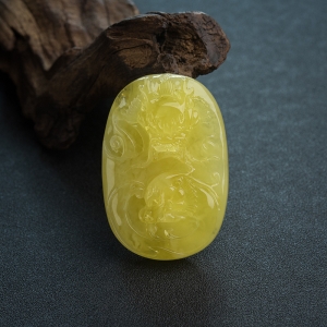 鸡油黄蜜蜡龙吊坠