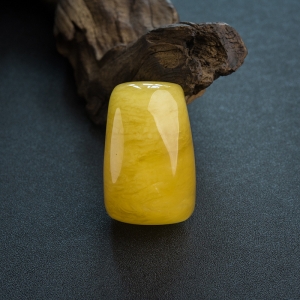 鸡油黄蜜蜡无事牌吊坠