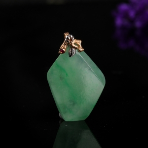 糯冰种飘翠翡翠随形吊坠