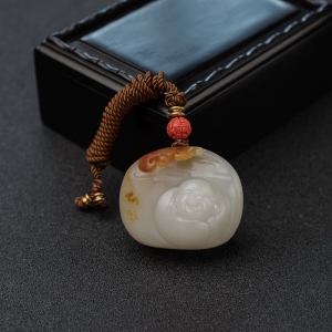 籽料俏色和田玉福在眼前吊坠