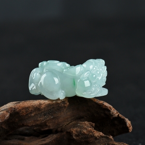 糯种浅绿翡翠貔貅吊坠