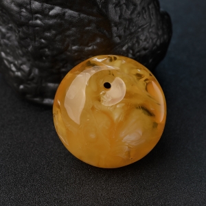 鸡油黄金绞蜜平安扣吊坠