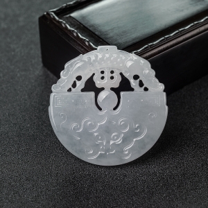 糯种翡翠镂雕兽面吊坠