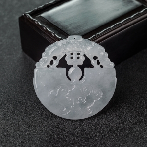 糯种翡翠镂雕兽面吊坠