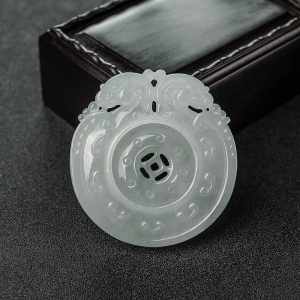 糯种浅绿翡翠镂雕转运双龙扣吊坠