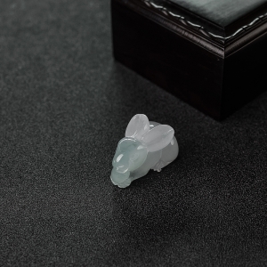 糯种飘花翡翠兔子吊坠