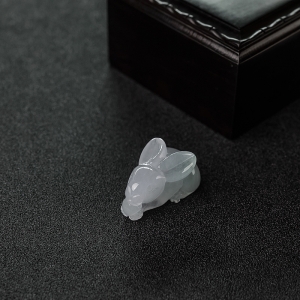 糯种飘花翡翠兔子吊坠