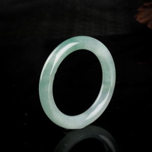 55.5mm糯种灰绿翡翠圆镯