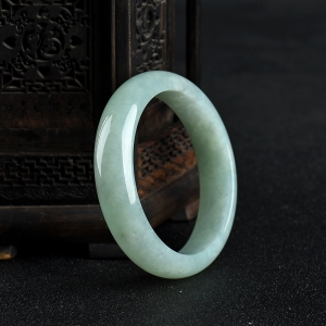 56.5mm豆种浅绿翡翠手镯