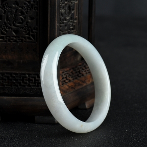 57.5mm豆种白色翡翠手镯