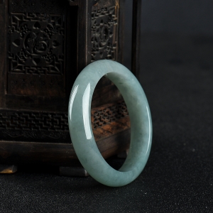 57.5mm豆种灰绿翡翠手镯