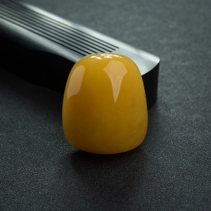 鸡油黄蜜蜡随形吊坠