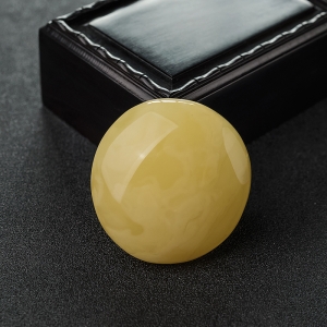 鸡油黄蜜蜡随形吊坠