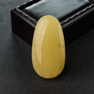 鸡油黄蜜蜡随形吊坠