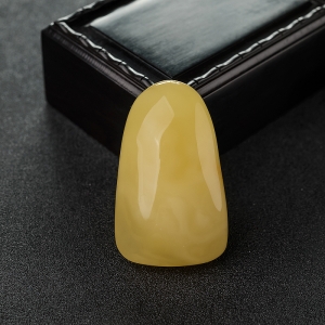 鸡油黄蜜蜡随形吊坠