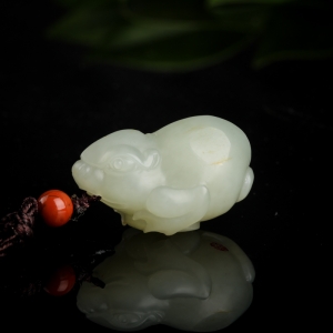 籽料和田青玉招财进宝吊坠