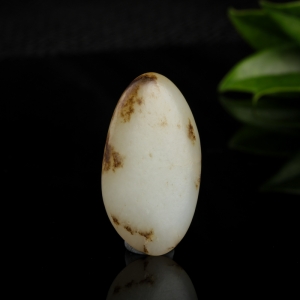 籽料俏色和田玉随形吊坠