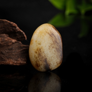 籽料俏色和田玉随形吊坠