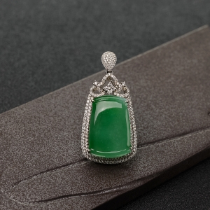 18K金镶钻糯种阳绿翡翠吊坠