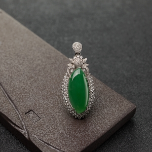 18K金镶钻糯种阳绿翡翠吊坠