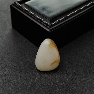 籽料俏色和田玉随形吊坠