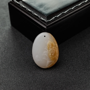 籽料俏色和田玉连年有余吊坠