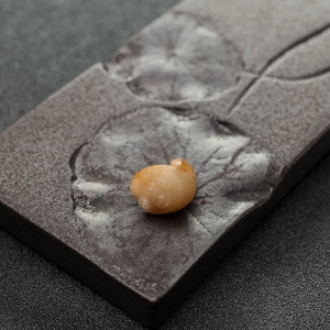 籽料俏色和田玉连生贵子吊坠