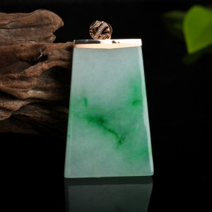 糯种飘翠翡翠无事牌吊坠