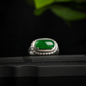 糯冰种翠绿翡翠戒面